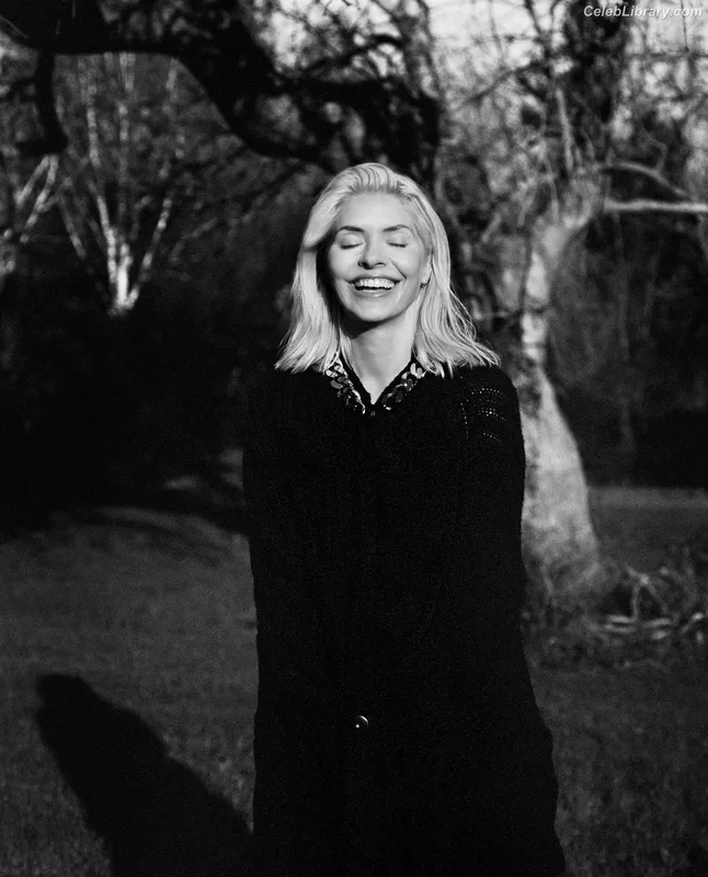 Holly Willoughby photo 19 of 931