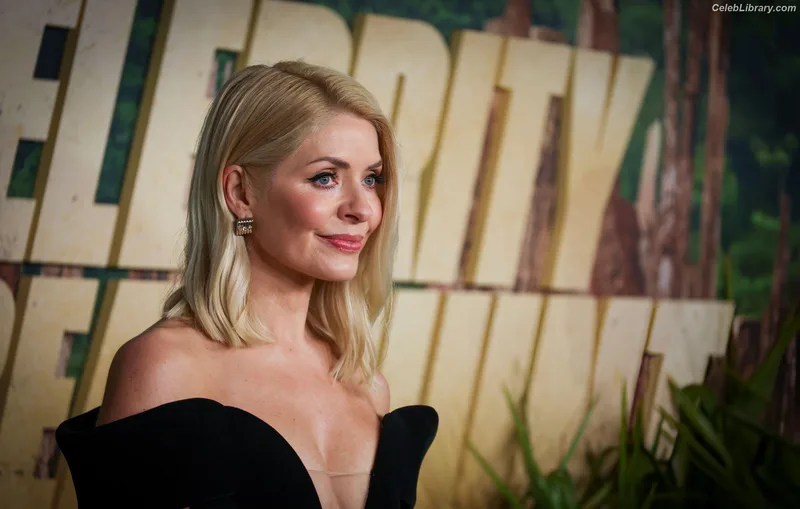 Holly Willoughby photo 7 of 931