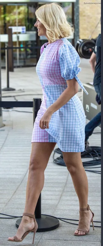 Holly Willoughby photo 6 of 931
