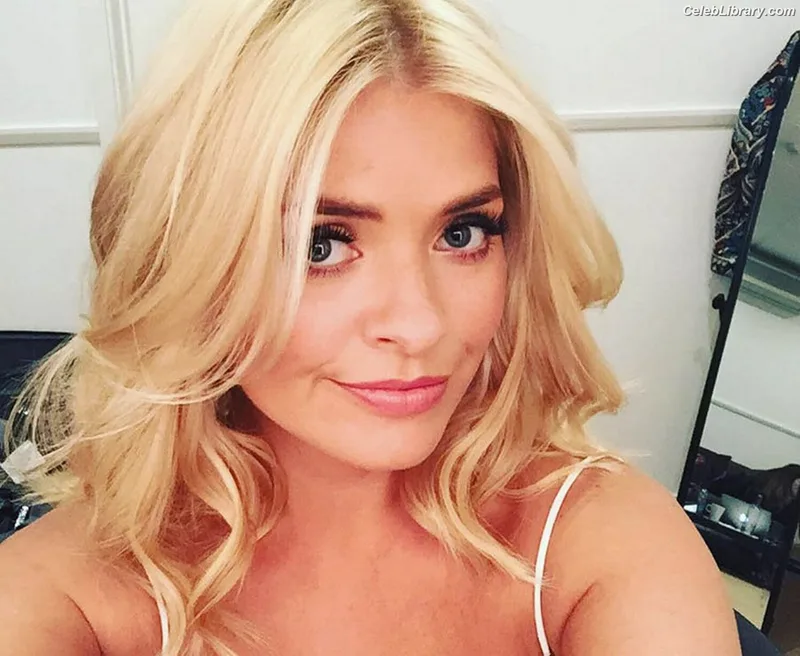 Holly Willoughby photo 9 of 931