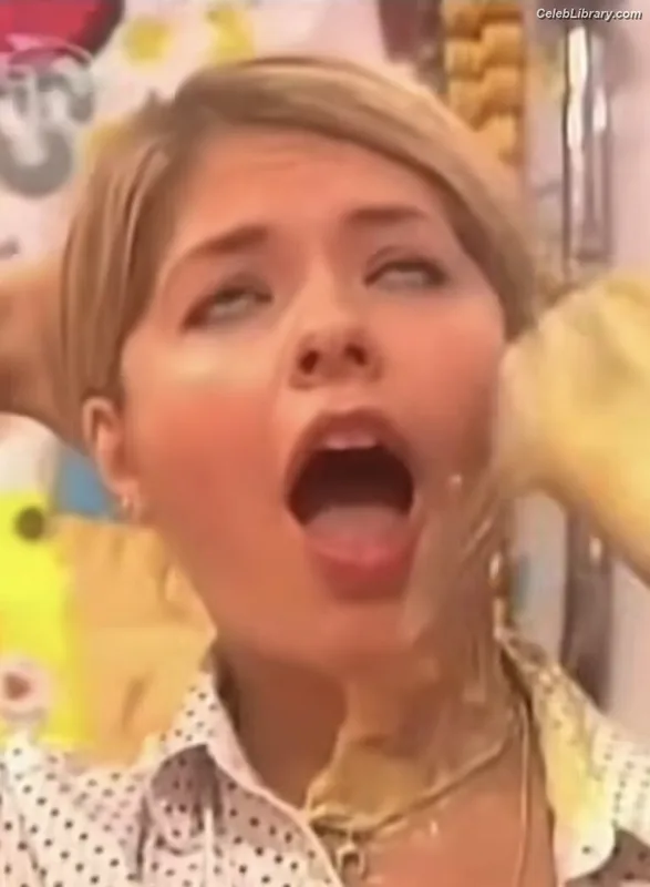Holly Willoughby photo 14 of 931