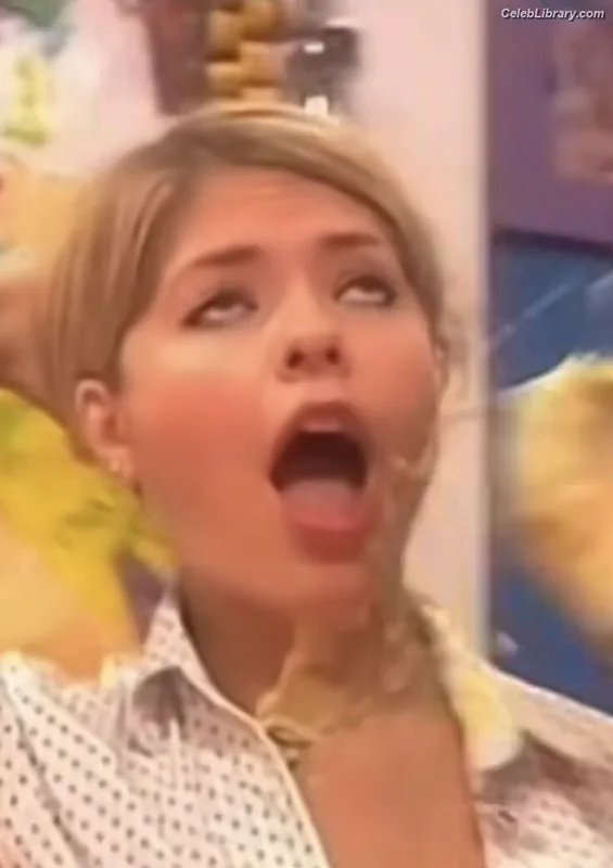 Holly Willoughby photo 15 of 931