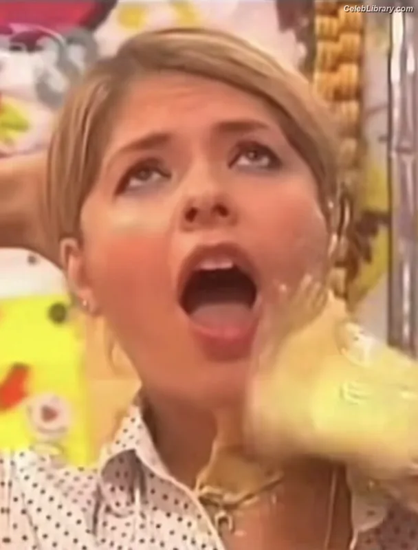 Holly Willoughby photo 16 of 931