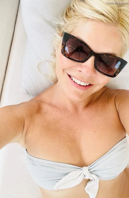 Holly Willoughby photo 20 of 931