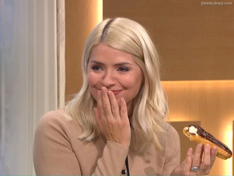Holly Willoughby photo 23 of 931