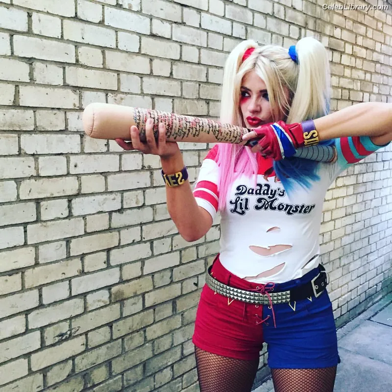 Holly Willoughby photo 1 of 931