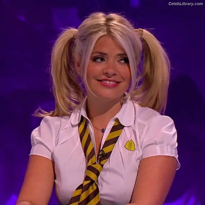 Holly Willoughby photo 4 of 931