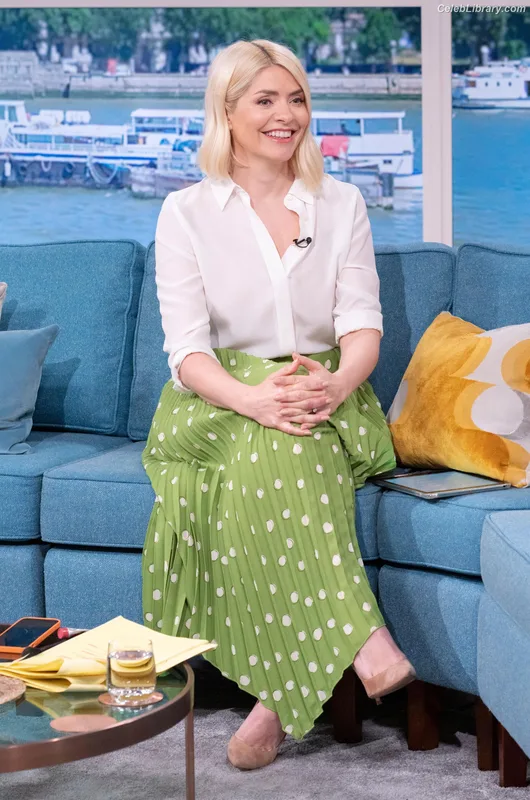 Holly Willoughby photo 10 of 931