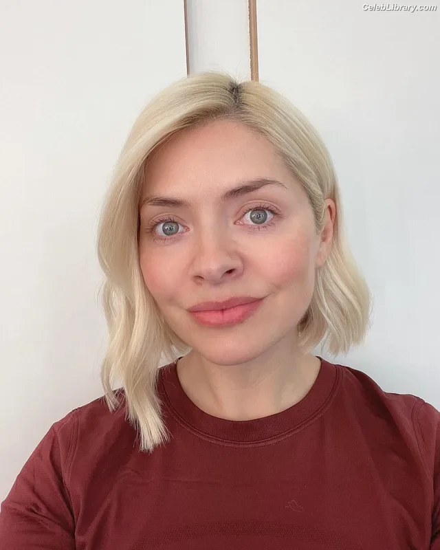 Holly Willoughby photo 21 of 931