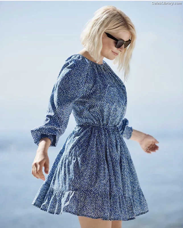 Holly Willoughby photo 2 of 931