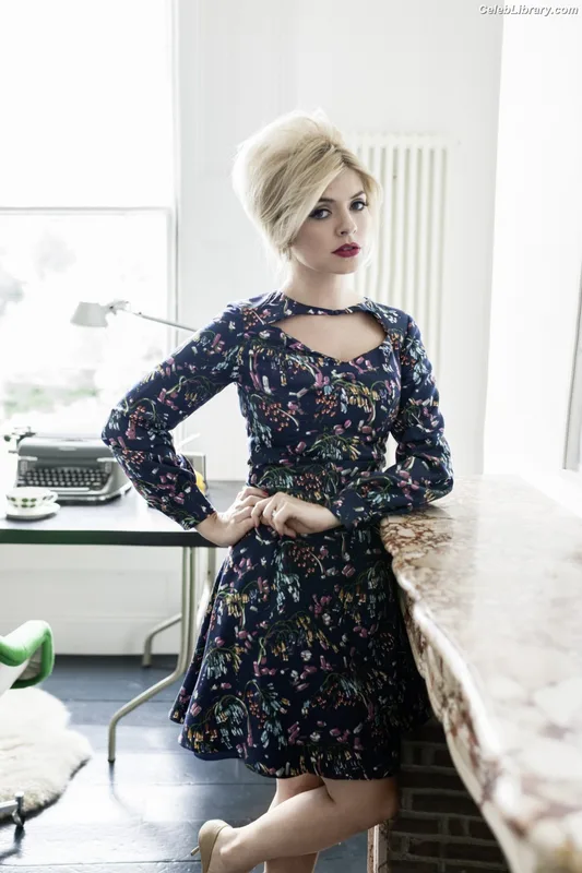 Holly Willoughby photo 3 of 931