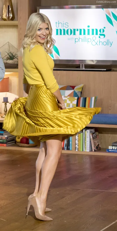 Holly Willoughby photo 17 of 931