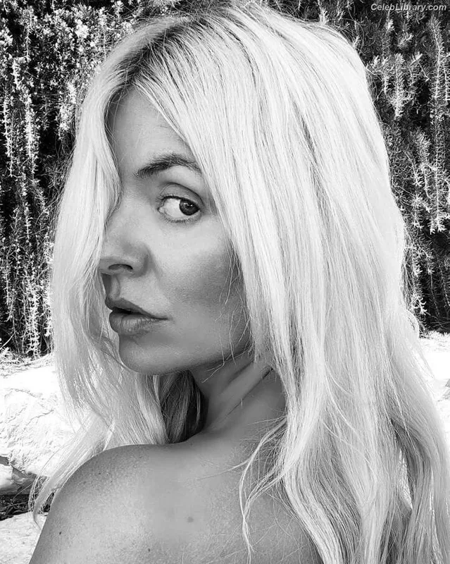 Holly Willoughby photo 23 of 931