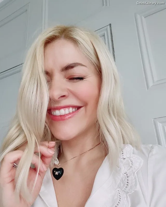 Holly Willoughby photo 24 of 931