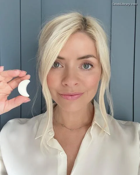 Holly Willoughby photo 2 of 931