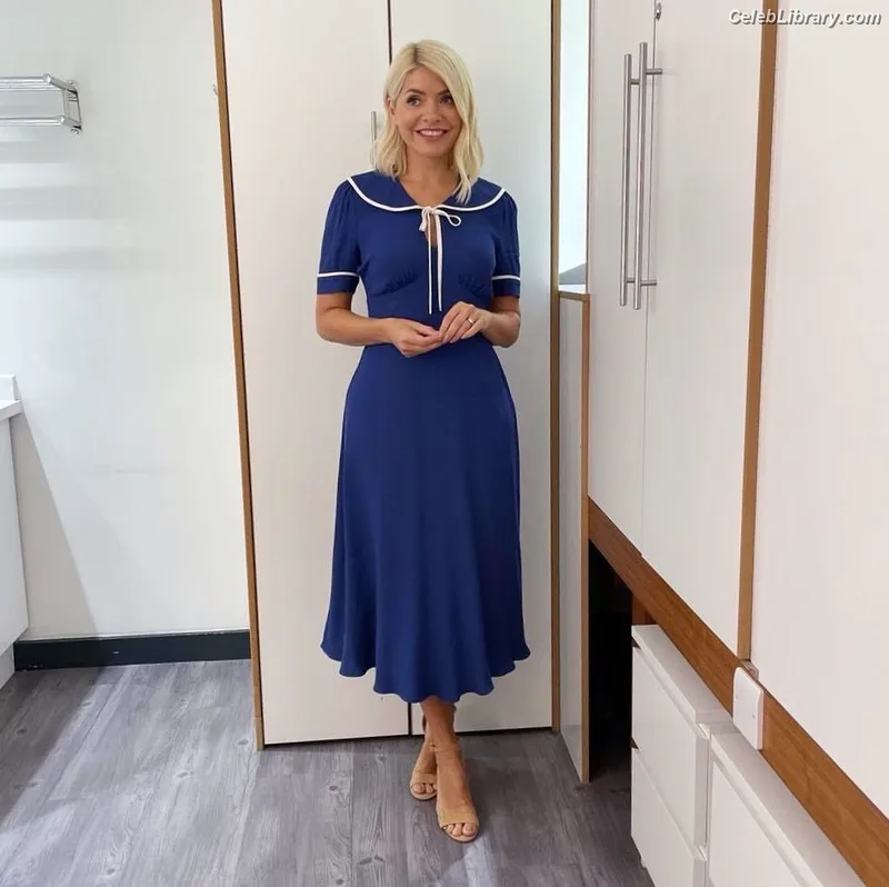 Holly Willoughby photo 4 of 931