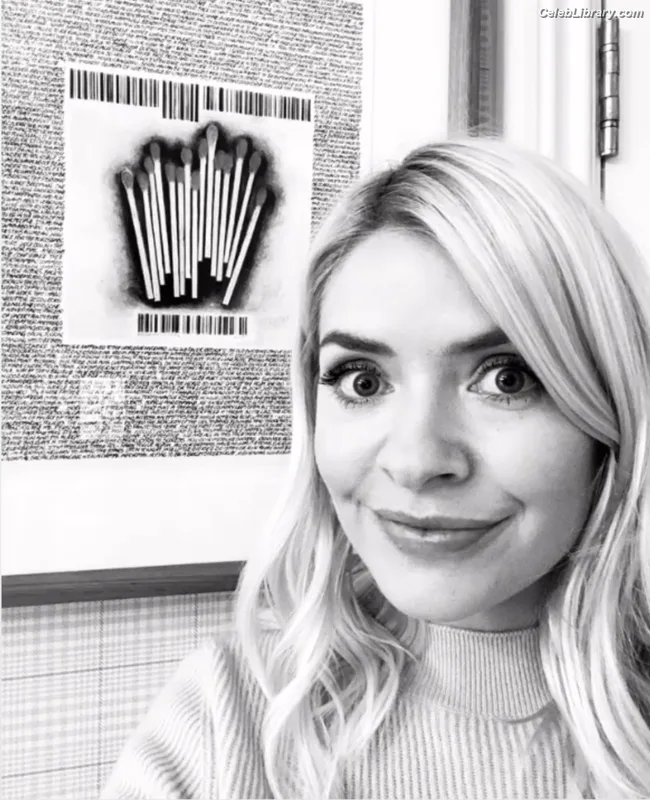Holly Willoughby photo 15 of 931