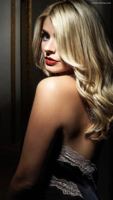 Holly Willoughby photo 24 of 931
