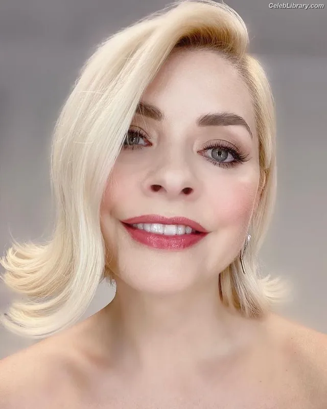 Holly Willoughby photo 1 of 931