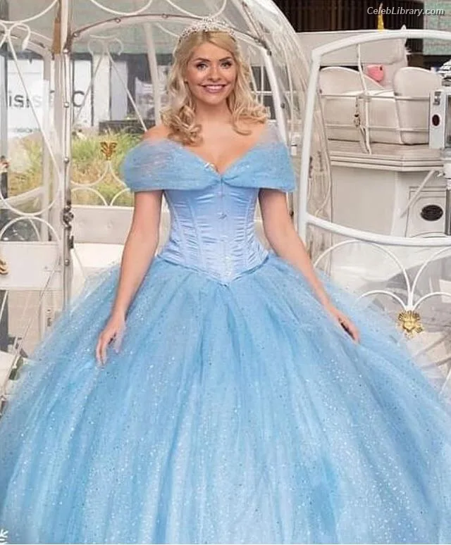 Holly Willoughby photo 8 of 931