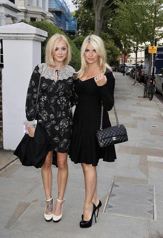 Holly Willoughby photo 16 of 931