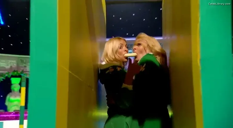 Holly Willoughby photo 9 of 931