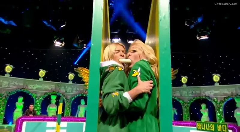 Holly Willoughby photo 10 of 931