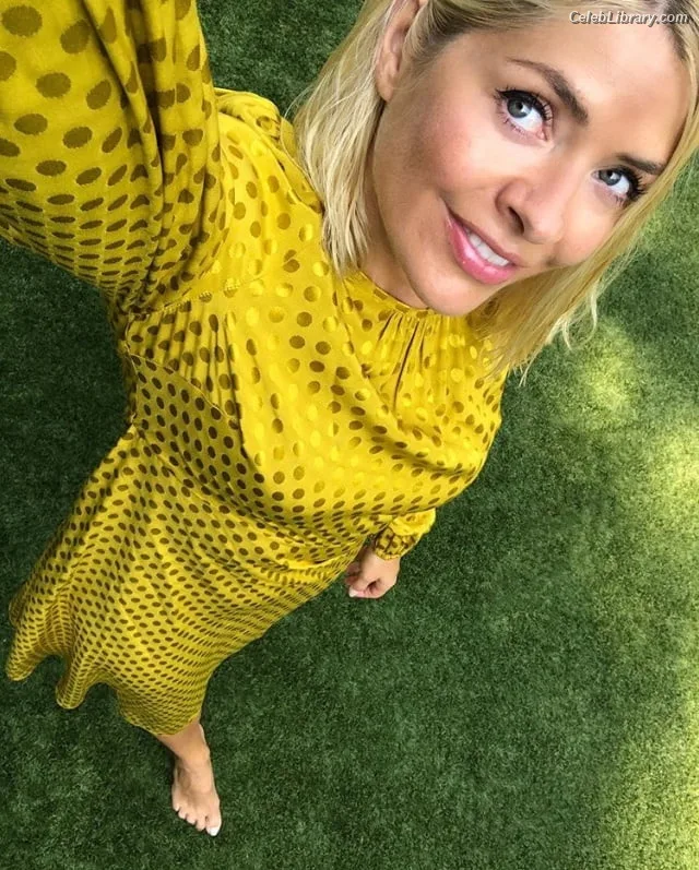 Holly Willoughby photo 13 of 931