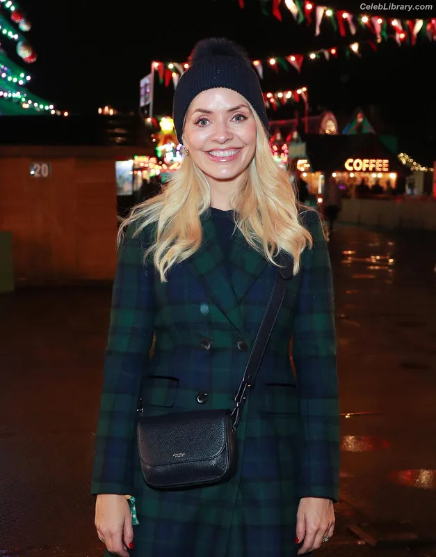 Holly Willoughby photo 18 of 931