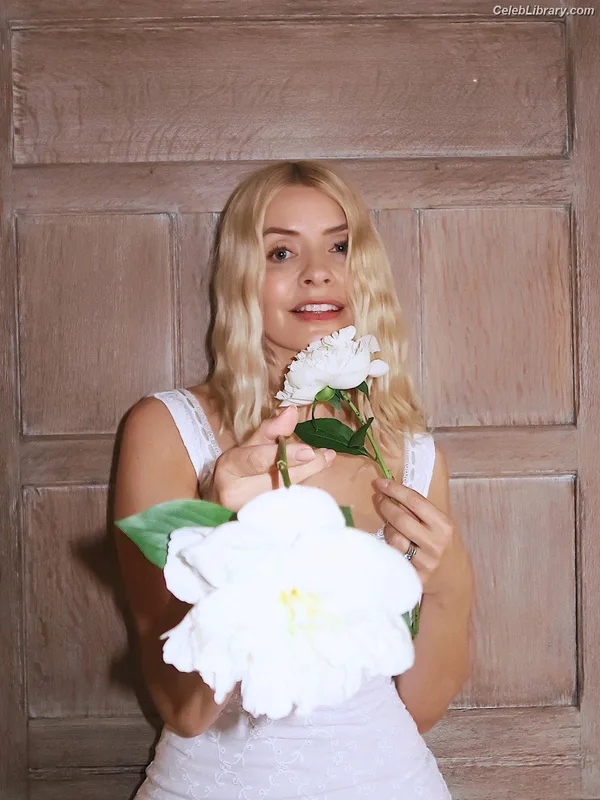 Holly Willoughby photo 4 of 931