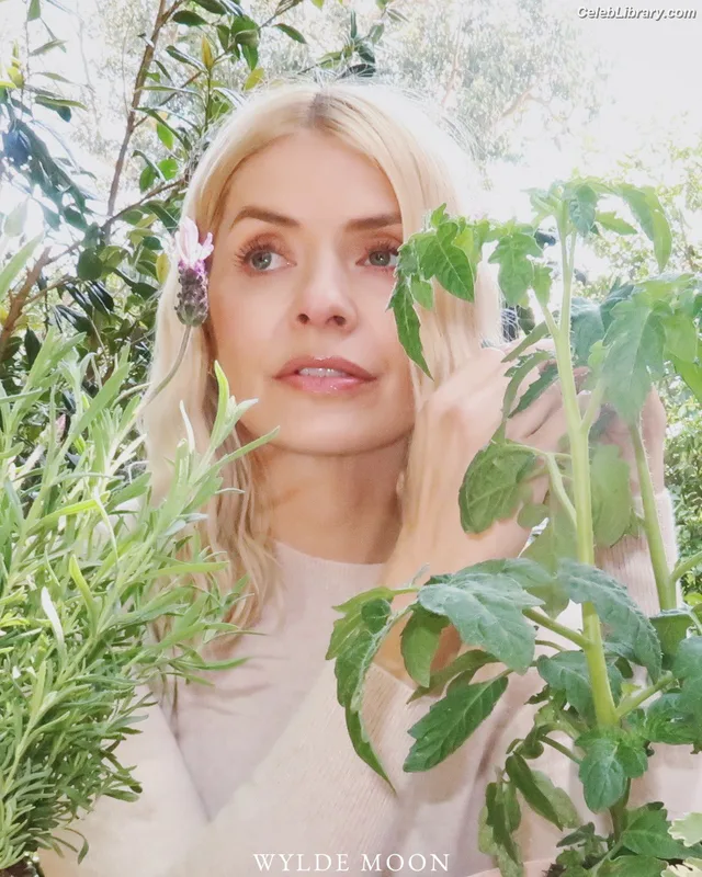 Holly Willoughby photo 12 of 931