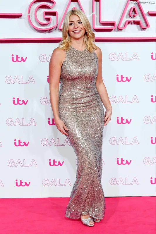 Holly Willoughby photo 16 of 931