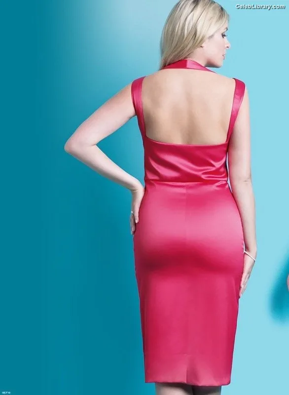 Holly Willoughby photo 17 of 931