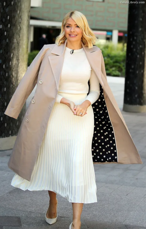 Holly Willoughby photo 20 of 931