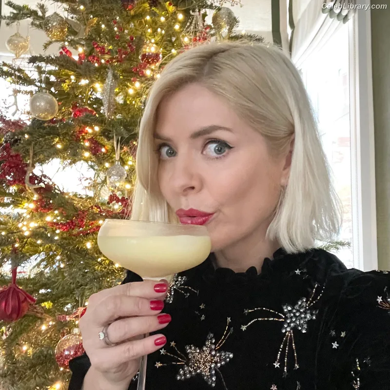 Holly Willoughby photo 5 of 931