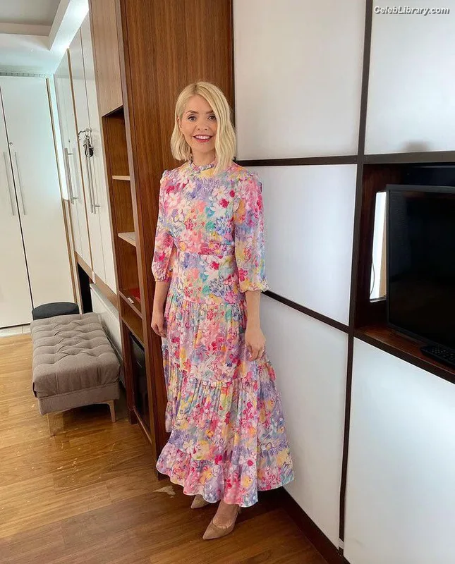 Holly Willoughby photo 10 of 931