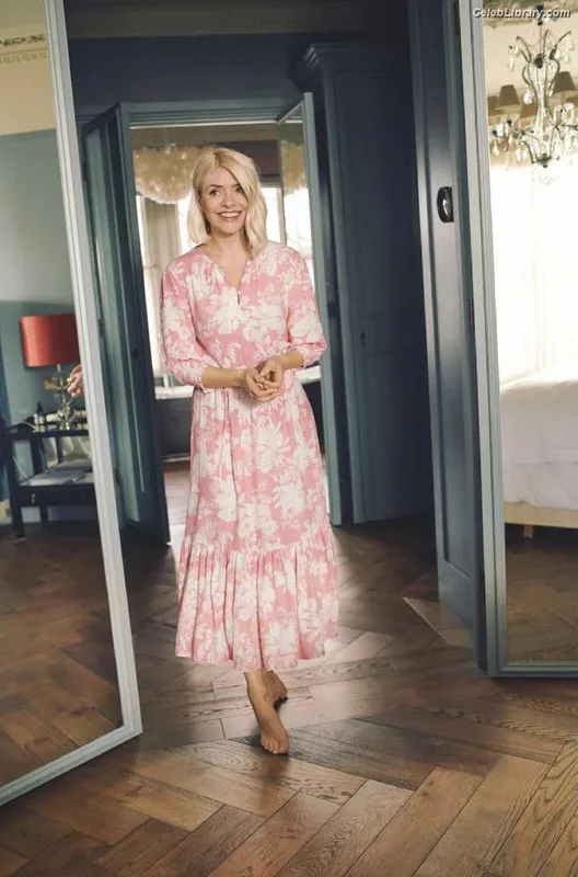 Holly Willoughby photo 13 of 931