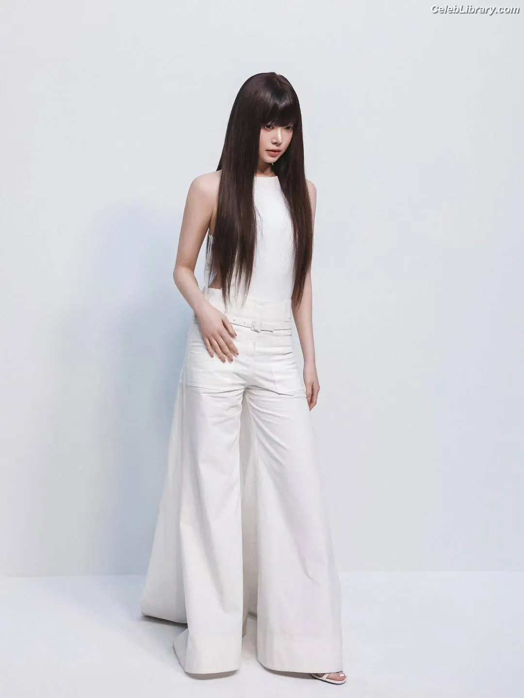 Hong Eunchae 홍은채  LESSERAFIM photo 2 of 991