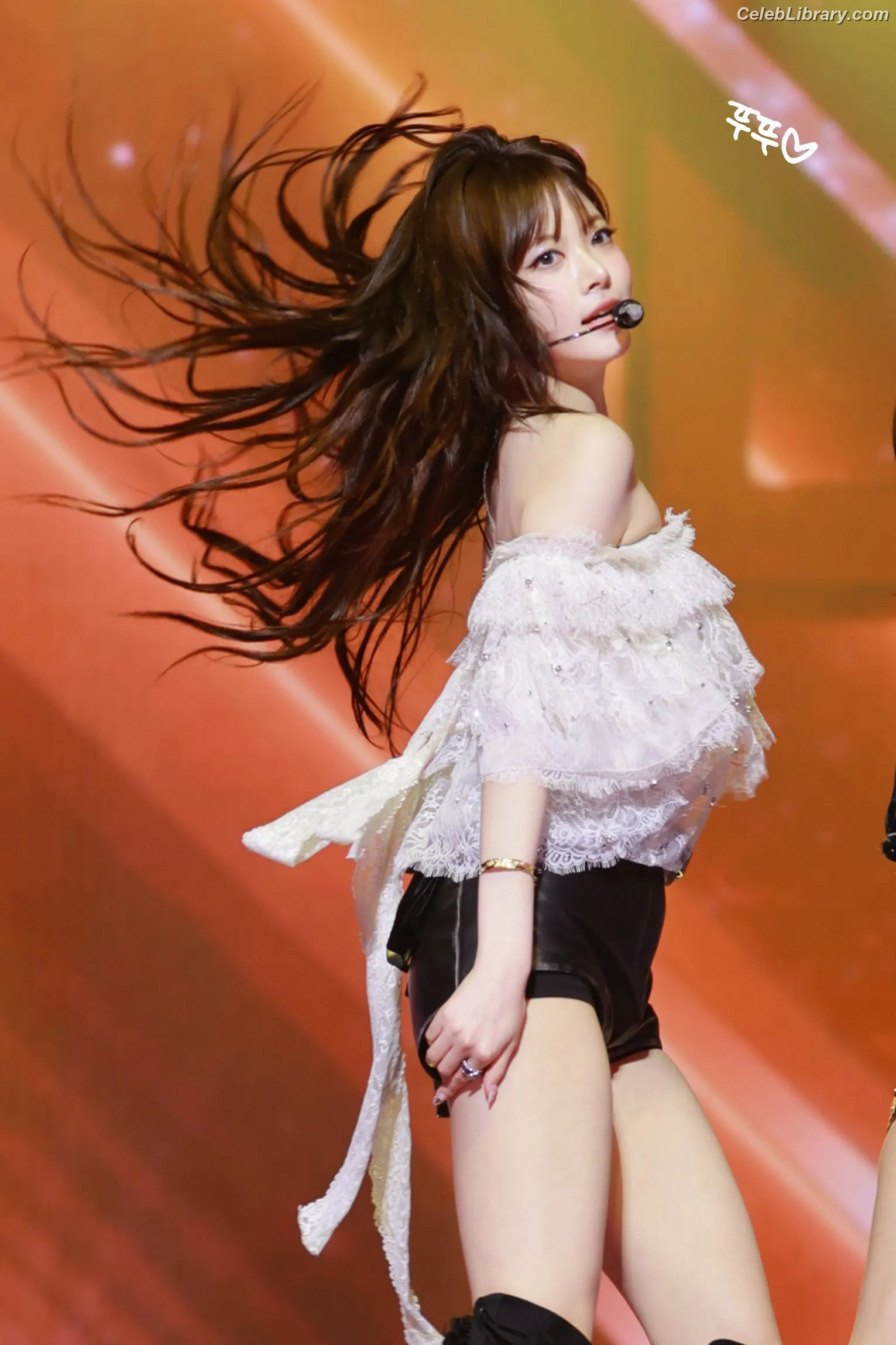 Hong Eunchae 홍은채  LESSERAFIM photo 24 of 991