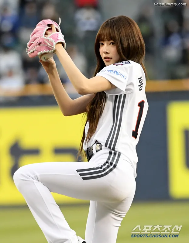 Hong Eunchae 홍은채 LESSERAFIM photo 2 of 992