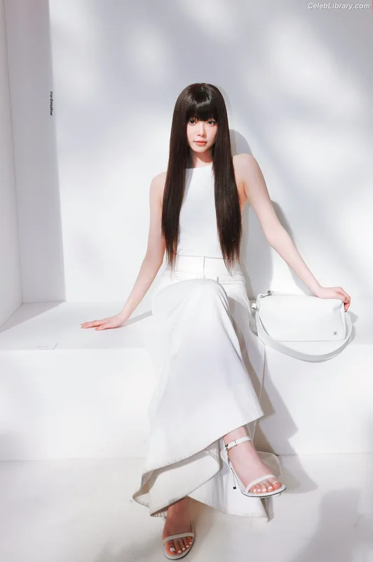 Hong Eunchae 홍은채  LESSERAFIM photo 17 of 992