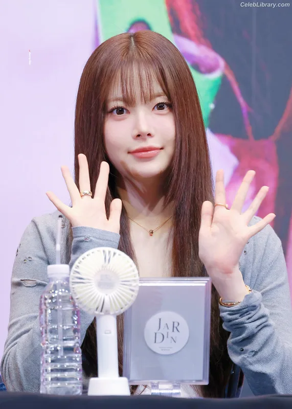 Hong Eunchae 홍은채  LESSERAFIM photo 18 of 992