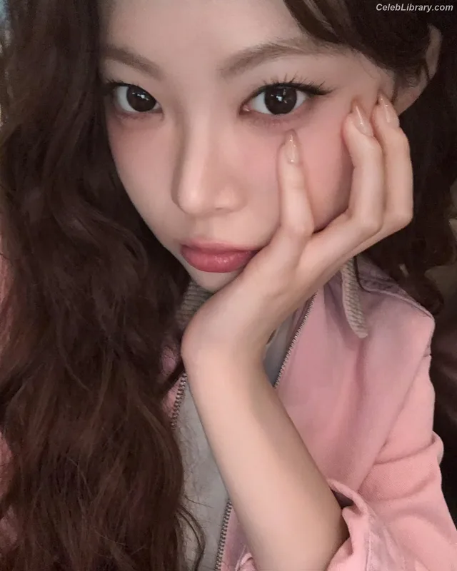 Hong Eunchae 홍은채  LESSERAFIM photo 23 of 992