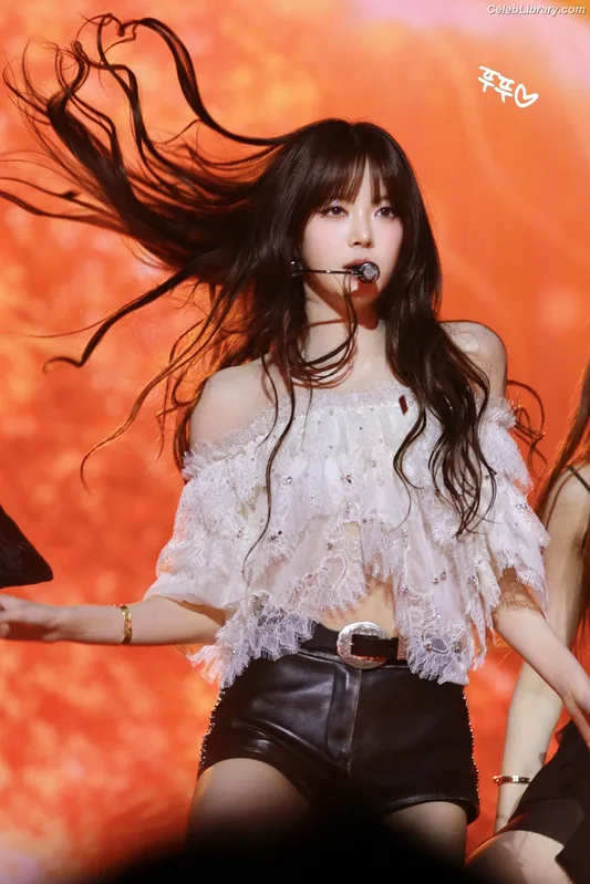 Hong Eunchae 홍은채  LESSERAFIM photo 23 of 992