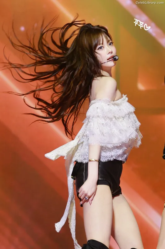 Hong Eunchae 홍은채  LESSERAFIM photo 24 of 992