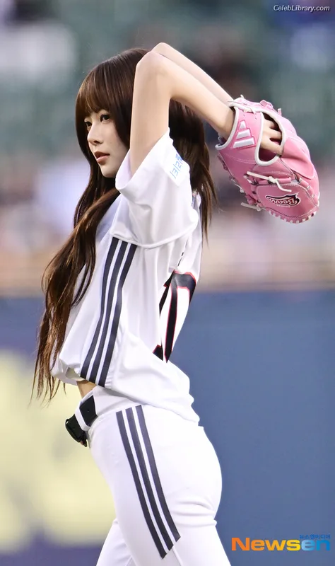 Hong Eunchae 홍은채 LESSERAFIM photo 9 of 992