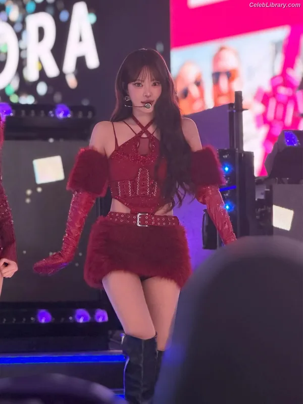 Hong Eunchae 홍은채 LESSERAFIM photo 13 of 992