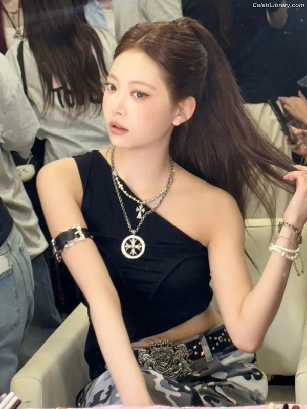 Hong Eunchae 홍은채 LESSERAFIM photo 13 of 992
