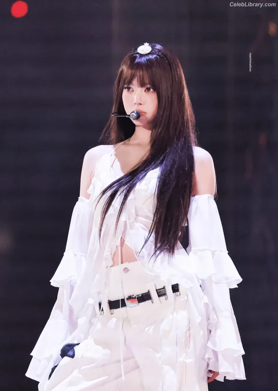 Hong Eunchae 홍은채  LESSERAFIM photo 14 of 992