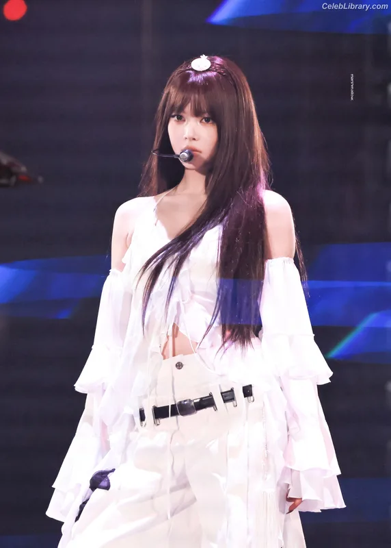 Hong Eunchae 홍은채  LESSERAFIM photo 15 of 992